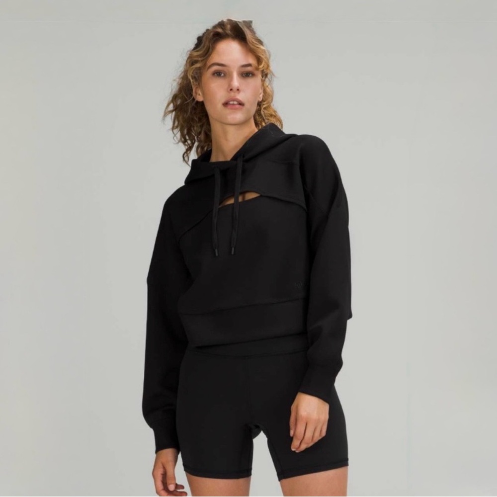 Lululemon // Get Centred Crop Hoodie // Black